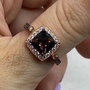 Elegant Black and Gold Women's Ring